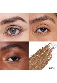 Guld glitter eyeliner swatches på tre forskellige øjenformer. Viser forskellige hudtoner og finish. Teksturert, metallisk glans, mærket 'MEDAL.'