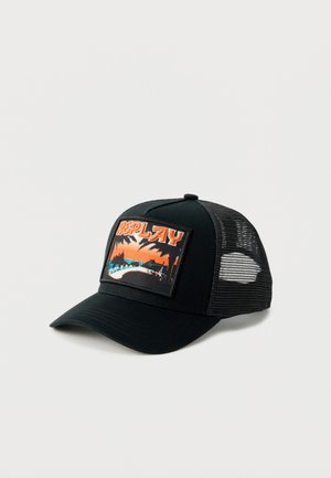 Schwarze Baseballkappe aus Mesh mit gebogenem Schirm, versehen mit einem farbenfrohen rechteckigen Aufnäher mit dem Wort "REPLAY" und einem Sonnenuntergangs-Landschaftsdesign.