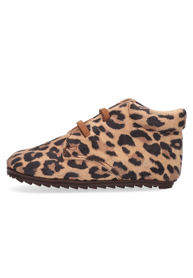 Schoenen van suède met panterprint, met een zachte textuur, ronde neus en bruine veters. Heeft een laag uitgesneden ontwerp en een rubberen buitenzool voor grip.
