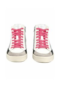 High-top sneakers van wit leer, grijze suède accenten, zilveren zijkanten en roze veters. Beschikt over een zijrits en een rubberen zool.