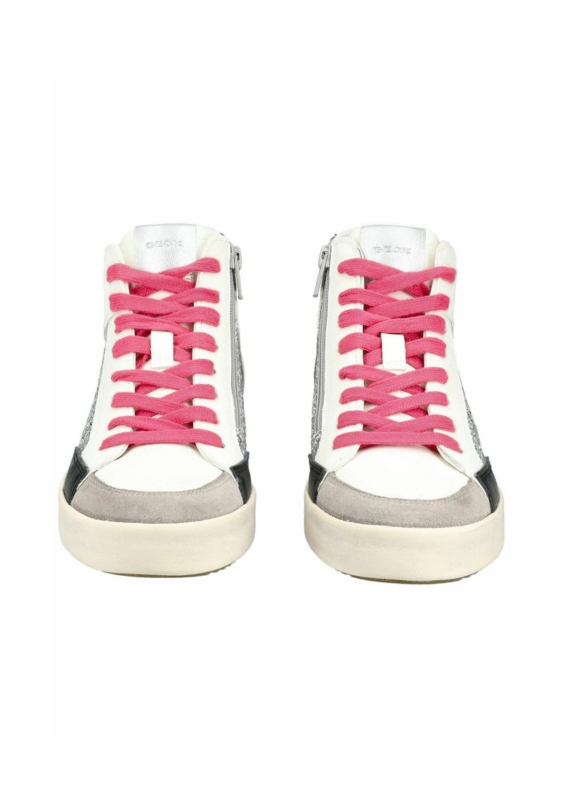 Wysokie sneakersy z białej skóry, szarymi zamszowymi akcentami, srebrnymi bokami i różowymi sznurowadłami. Posiadają zamek błyskawiczny z boku oraz gumową podeszwę.