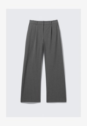 Graue gestreifte weit geschnittene Hose mit vorderen Falten und Gürtelschlaufen, flach auf einem weißen Hintergrund ausgelegt.