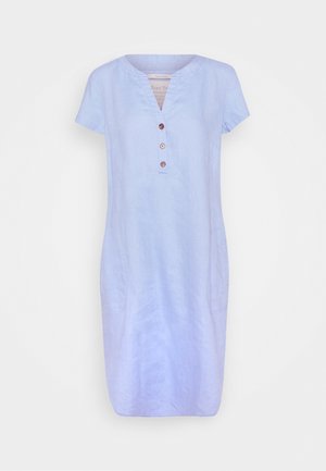 Vestido corto de lino azul claro con mangas cortas, cuello en V, tres botones marrones y bolsillos laterales sobre un fondo blanco.