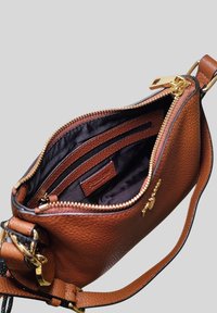 Borsa a tracolla in pelle marrone con cerniera dorata, fodera interna nera e tasca interna con cerniera, vista dall'alto su sfondo grigio.