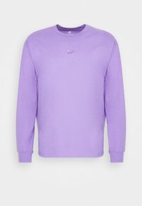 Lila långärmad Nike-t-shirt i mjuk bomull med rund hals och en liten broderad logotyp på bröstet.