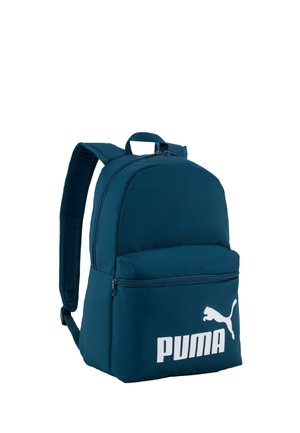 Mochila Puma azul oscuro con bolsillo frontal con cremallera y logo blanco de Puma en el bolsillo, mostrada en un ángulo ligero sobre un fondo blanco.