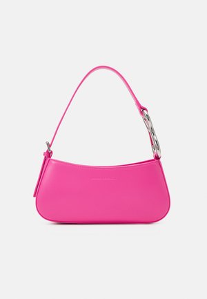 Borsa a tracolla in pelle rosa con forma curvata, manico sottile e accessori in argento. Presenta una superficie liscia e il logo del marchio in rilievo.