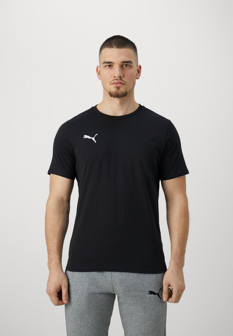 Zwarte korte mouwen t-shirt van een gladde stof, met een wit Puma-logo op de linkerborst en een ronde halslijn.