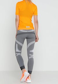 adidas by Stella McCartney T-shirt med print - orange