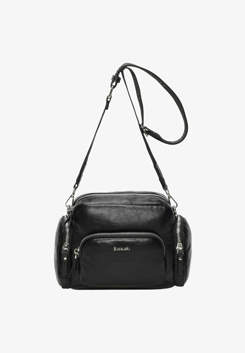 Bolso de hombro de cuero negro con cremalleras plateadas, dos compartimentos con cremallera, correa ajustable y un destacado detalle de logo en la parte frontal.