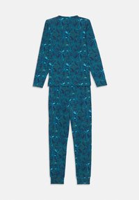 Ensemble de pyjama à manches longues avec un motif de feuilles tropicales teal sur un tissu doux. Le haut et le bas ont des poignets côtelés et une coupe classique.