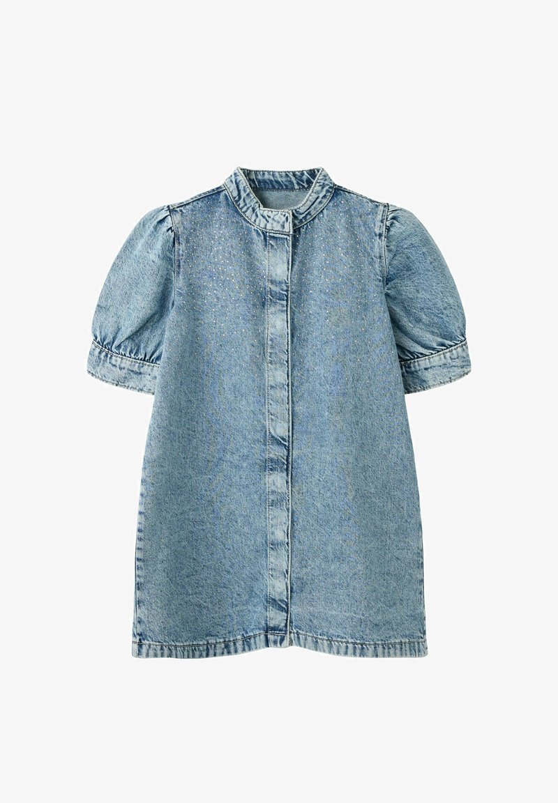 Robe en denim bleu clair à manches courtes bouffantes, col montant, patte de boutonnage et petits clous décoratifs sur la poitrine.
