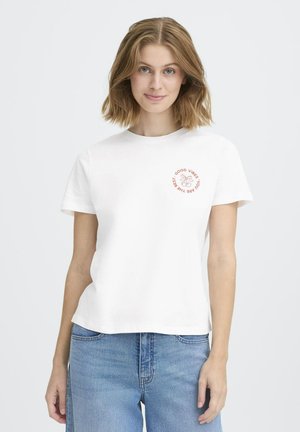 Weißes Baumwoll-T-Shirt mit kurzen Ärmeln, Rundhalsausschnitt und roter "GOOD VIBES" Grafik auf der linken Brust. Getragen mit blauen Jeans.