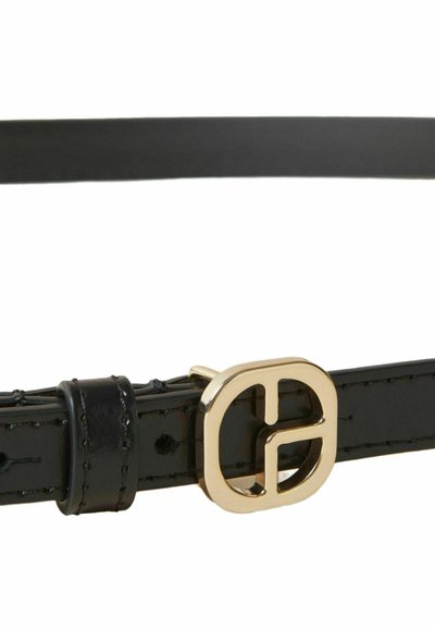 Cinturón de charol negro con una hebilla rectangular en tono dorado que presenta un diseño recortado. Textura suave y agujeros de ajuste.