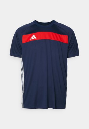 Marineblå atletisk t-shirt med en rød vandret stribe og hvide detaljer. Fremstillet af glat stof med korte ærmer og rund halsudskæring.