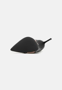 Sorte høye hæler med spiss tå-design, teksturert såle og slank stilettohæl. Har en glatt overflate og minimale akzent.