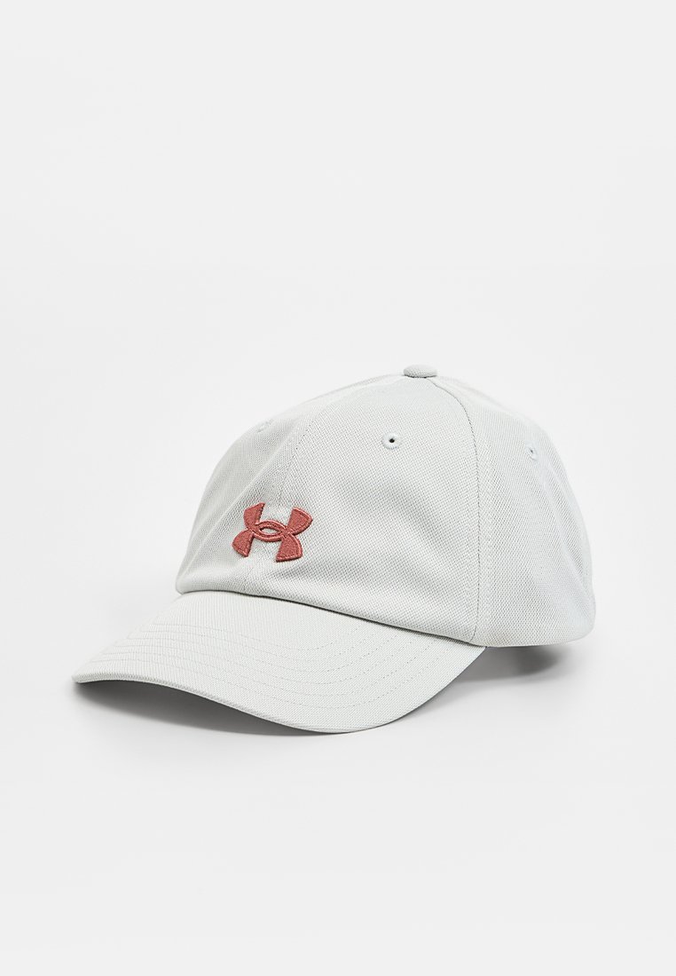 Gorra gris ajustada con una tela texturizada, visera curvada y un logo rojo de Under Armour en la parte frontal. Presenta agujeros de ventilación para mayor transpirabilidad.