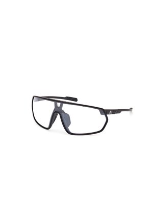 Sportsonnenbrille mit einem schwarzen Kunststoffrahmen, klaren Gläsern und einem Gumminasenpolster. Sie verfügt über ein kantiges Design und einen strukturierten Bügel für besseren Halt.