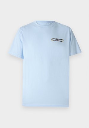 Hele sinine puuvillane t-särk, millel on ümmargune kaelus ja lühikesed varrukad. Tikand kujundiga, kus on kattuvad ringid kollases, punases ja sinises.