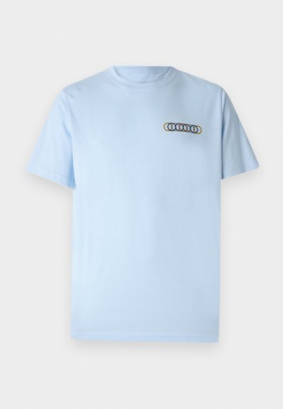 Šviesiai mėlynas medvilninis marškinėliai su apvaliu iškirpimu ir trumpomis rankovėmis. Siuvinėtas dizainas su persidengiančiais apskritimais geltonos, raudonos ir mėlynos spalvų.