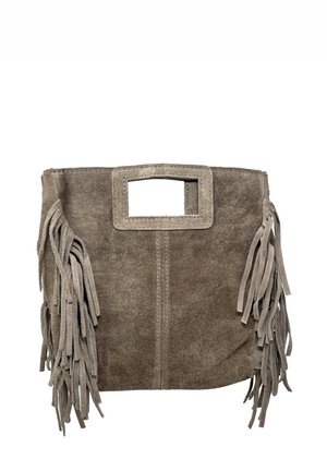 Borsa in camoscio color taupe con manico quadrato traforato, caratterizzata da dettagli a frangia lunga sui lati e una texture liscia.