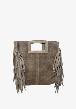 Suède handtas in taupe met een vierkante uitsnede als handvat, met lange franjes langs de zijkanten en een gladde textuur.