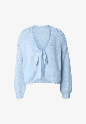 Cardigan de punto azul claro con un escote en V profundo y cierre frontal con lazo. Cuenta con mangas largas y un ajuste relajado y corto.