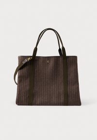 Rudos smulkaus rašto rankinės, tamsiai žaliomis rankenomis ir nuimamu peties diržu, eksponuojamos prieš šviesų vienodą foną.