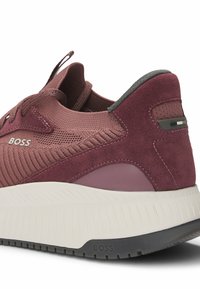 Burgundy sportssko med stickat och mocka-paneler, texturerad framfot, gummisula och förstärkt hälaccent med logotyp.