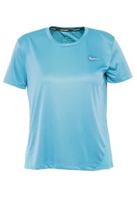 Ljusblå Nike Dri-FIT t-shirt med kort ärm och rund hals, med en subtil logotyp på bröstet och texturerade sidopaneler.