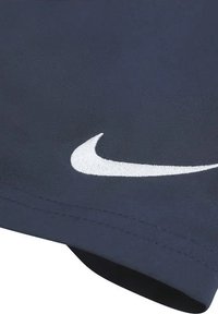 Nike sporttop in donker marineblauw stof, met een witte geborduurde swoosh-logo. Het ontwerp is aansluitend met minimale naden en een gladde textuur.