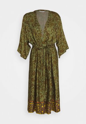 Roheline musteriga kimono-stiilis kleit lühikeste varrukatega, kummipaelaga vöökohta ja erksate mustritega äär. Valmistatud kerge materjali poolt.