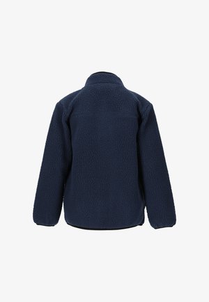 Tummansininen fleece-takki, jossa on teksturoitu, pehmeä kangas. Ominaisuuksiin kuuluu korkea kaulus ja pitkät hihat. Yksinkertainen muotoilu, ei näkyviä kiinnityksiä tai koristeita.