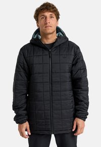 Chaqueta acolchada negra con capucha, que cuenta con un cierre delantero de cremallera y puños elásticos, fabricada con un tejido ligero y texturizado.