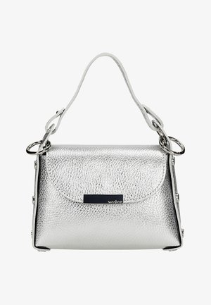 Zilveren metallic handtas met een gestructureerd oppervlak, afgeronde klep/sluiting, bovenhandgreep en accenten van zilveren hardware. Bevat een donker rechthoekig merketiket.