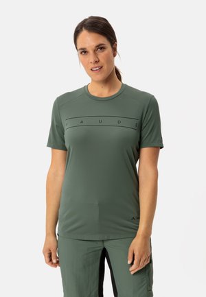 Kurzes, olivgrünes Funktionsshirt mit schwarzem Grafiktext "VAUDE" über der Brust und glatter, feuchtigkeitsableitender Stoffstruktur.