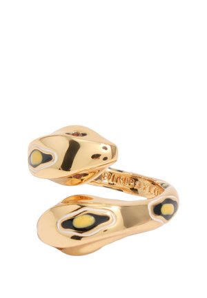 Anillo de oro en forma de serpiente con detalles en esmalte negro y amarillo, enrollado con dos cabezas elevadas que se enfrentan.
