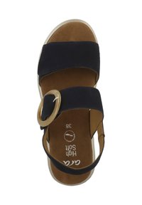 Sandal in suede blu navy con fasce larghe, soletta color tabacco, grande fibbia circolare come accento e suola bianca. Taglia 38 indicata sulla soletta.