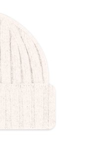 Gebreide beanie in lichtgrijs met ribbeltextuur en omgeslagen zoom. Zacht materiaal voegt warmte toe, geschikt voor koud weer.