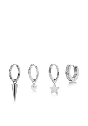Fire sølv hoop-øreringe med forskellige vedhæng: en med pigge, en med perle, en med stjerne og en enkel med indlejrede klare sten.