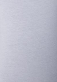 Tecido cinza claro com uma superfície lisa e ligeiramente texturizada. O têxtil parece macio e uniforme em cor, com um brilho sutil.