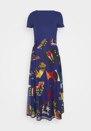 Niebieski prążkowany top z rozkloszowaną spódnicą o kolorowym, abstrakcyjnym wzorze. Sukienka ma krótkie rękawy i wyraźnie zdefiniowaną linię talii.