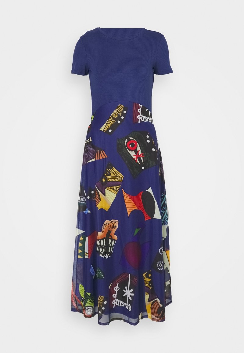 Modrý žebrovaný top s rozšířenou sukní, která má barevný abstraktní vzor. Šaty mají krátké rukávy a vymezený pas.