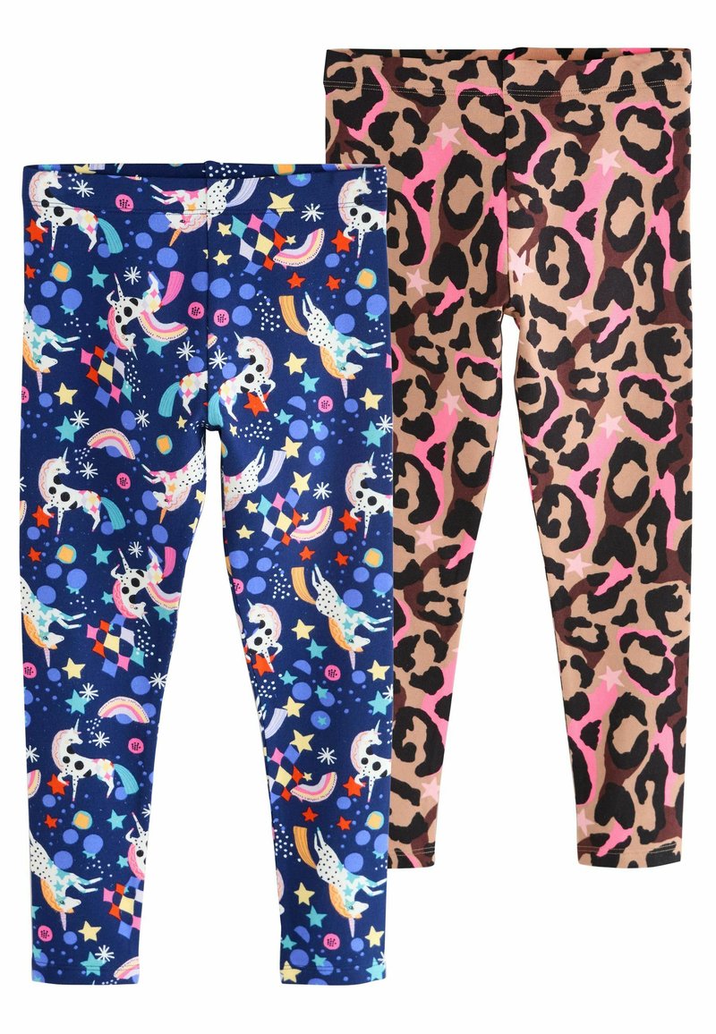 Deux paires de leggings : une bleue avec des licornes, des étoiles et des pois ; une beige avec un imprimé léopard rose. Les deux sont extensibles et ajustés.