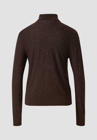 Maglione marrone lavorato a maglia con collo alto, maniche lunghe e un motivo a macchie con filamenti metallici. Bordo e polsini a coste.