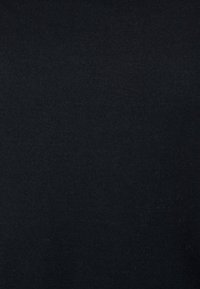 Tessuto di cotone nero con una texture liscia, caratterizzato da un colore uniforme e solido senza motivi o accenti visibili.