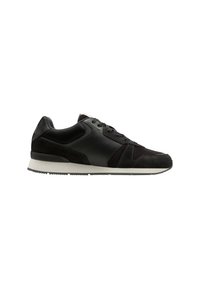 Scarpe da ginnastica nere con un mix di pelle liscia e suède, dotate di colletto imbottito, pannelli in rete testurizzata e una suola intermedia bianca.