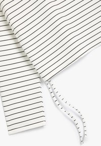 Wei�ßer Stoff mit dünnen schwarzen Streifen; hat ein flaches Design und Kordeln. Glatte Textur, geeignet für verschiedene Anwendungen.