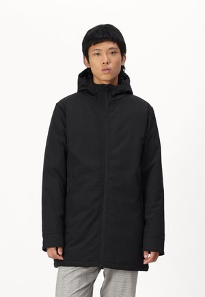 Schwarze Kapuzenparka mit einem durchgehenden Reißverschluss, zwei Seitentaschen und einer glatten, matten Textur. Lange Ärmel mit einem einfachen, klaren Design.