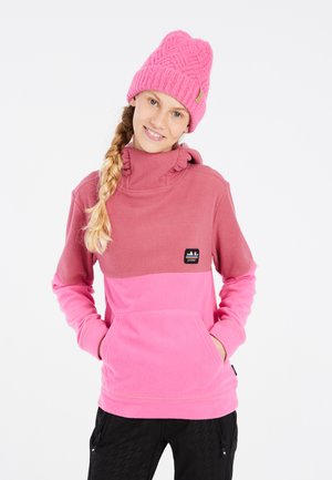 Fleece-Sweatshirt in Pink-Gradient mit hohem Kragen, Kängurutasche und Logopatch. Kombiniert mit einer strukturierten, rosa Strickmütze.
